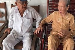 Rưng rưng cảnh bà nắm tay ông trước lúc qua đời: 'Ở với nhau 75 năm rồi, tôi đi trước nhé'