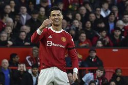 MU 3-2 Tottenham: Ronaldo lập hat-trick, MU trở lại Top 4