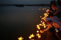 Thả hoa đăng tri ân các Anh hùng liệt sĩ đã hi sinh bảo vệ đảo Gạc Ma, Cô Lin ...