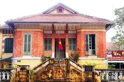 Thuê 'thần đèn' di dời biệt thự cổ bên sông Hương