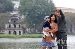 Phố đi bộ hồ Gươm đông vui lạ thường ngày cuối tuần