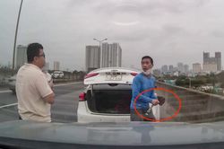 Hà Nội: Tài xế Kia cầm rìu đe dọa tài xế Porsche vì không vượt được làn