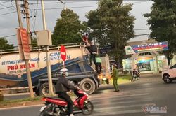 Cô gái ở Đắk Lắk hành động lạ thường, mang kéo chặn xe, leo nóc ô tô