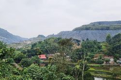 Nam Cường: Hàng chục hộ dân khốn khổ vì bãi thải quặng bủa vây