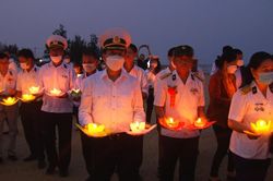 Cựu binh và thân nhân thả đèn hoa đăng tưởng nhớ liệt sĩ Gạc Ma