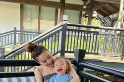 Leon đúng chuẩn 'mầm non hài hước', ngồi trong lòng mẹ cũng bầy đủ trò tinh nghịch