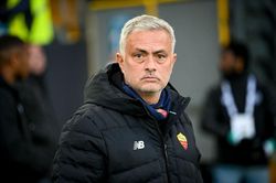 Roma suýt thua trong ngày Mourinho trở lại