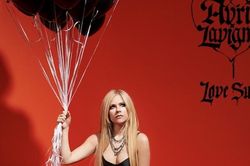 Album 'Love Sux' của Avril Lavigne: Sự trở lại của nữ hoàng pop punk