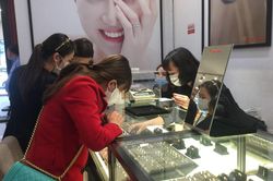 Giá vàng xuống dưới 69 triệu đồng/lượng, nhưng độ vênh vẫn lớn