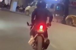 Clip: Nam thanh niên 21 tuổi chạy xe phân khối lớn thả cả hai tay giữa đường phố Hà Nội