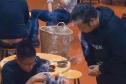 Đang ăn mừng trả xong 3,6 tỷ tiền nợ, người đàn ông bỗng nghẹn ngào vì hành động của chủ quán