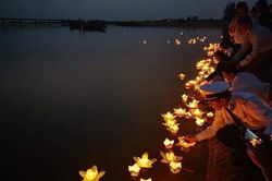 Thắp đèn hoa đăng tưởng nhớ những liệt sĩ Gạc Ma