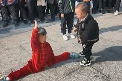 Bé trai 4 tuổi ở Trung Quốc thể hiện kỹ năng kungfu điêu luyện