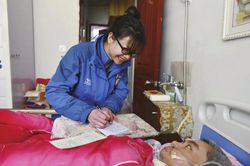 Vợ trẻ chăm chồng liệt giường suốt 10 năm, ai cũng cảm phục