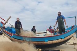 Ngư dân Quảng Bình chật vật vươn khơi