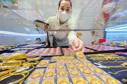 Giá vàng lại lao dốc, giảm tiếp gần 1 triệu đồng/lượng