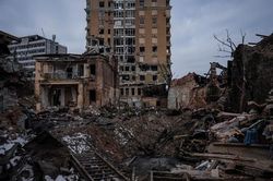 Cảnh tan hoang ở thành phố Ukraine sau khi bị bắn phá 65 lần một ngày