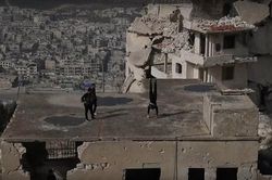 Thanh niên Syria tập thể thao mạo hiểm trên các tòa nhà đổ nát