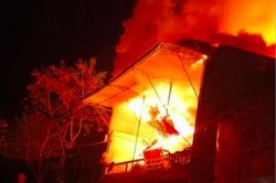 Kỳ Sơn (Nghệ An): Cháy lớn trong đêm thiêu rụi căn nhà gỗ tiền tỷ