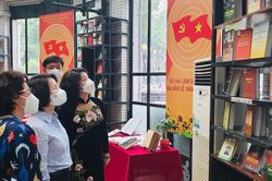 Trưng bày sách, báo kỷ niệm 92 năm Ngày thành lập Đảng bộ thành phố Hà Nội