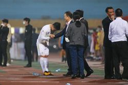 Quang Hải cúi đầu tạ ơn 'bầu' Hiển