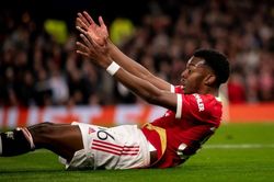 Ferdinand và Scholes chỉ trích sao trẻ MU