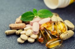 Thận trọng khi uống nhiều vitamin và thuốc bổ hỗ trợ điều trị Covid-19