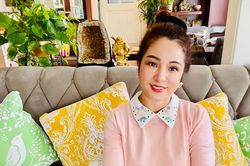 Thúy Nga livestream giải thích thực hư chuyện bị cảnh sát Mỹ đuổi ra khỏi nhà