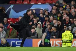 HLV Simeone bị cổ động viên M.U 'tấn công' ngay trên sân Old Trafford