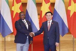 Chủ tịch Quốc hội Vương Đình Huệ tiếp Tổng thống Sierra Leone