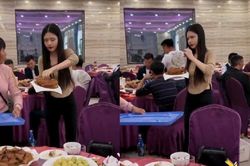 Cô gái bất ngờ giật đĩa thức ăn rồi ngấu nghiến giữa bàn tiệc sang trọng, biết lý do ai nấy đều đồng tình