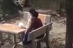 Cặp đôi thản nhiên 'uốn éo' trên ghế đá giữa ban ngày, nhìn qua mà ai cũng phải đỏ mặt