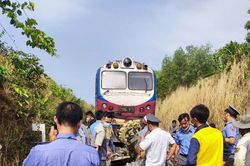 Xe công nông bị tàu hỏa tông đứt đôi, tài xế tử vong, lái tàu bị thương