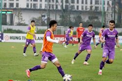 Liên tiếp 'mất người', thầy Park chơi bài điều quân