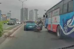 Hà Nội: Người đàn ông đi xe máy suýt cuốn gầm xe buýt vì vượt ẩu