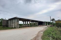 Cận cảnh cầu vượt đường sắt 65 tỷ đồng 'nham nhở' sau 10 năm thi công