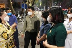 Người dân háo hức dạo phố đi bộ Hồ Gươm ngày đầu mở cửa trở lại