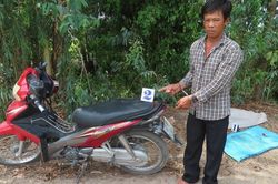 Gã đàn ông khống chế, hiếp dâm con gái của bạn giữa đồng vắng