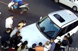 Bé gái bị kẹt trong gầm ô tô, hàng chục người lao tới giải cứu ngoạn mục