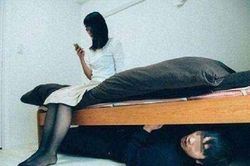 Nghi vợ ngoại tình, chồng 'giăng bẫy', trốn dưới gầm gường bắt gian, kết cục nhận lại thảm thương