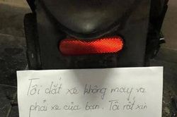 'Thủ phạm' làm xước xe để lại lời xin lỗi kèm túi quà tạ tội đặc biệt khiến chủ xe lập tức tha thứ
