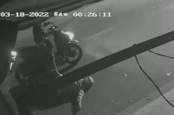 Clip: Lạnh gáy cảnh nam thanh niên đổ gục xuống đường sau hỗn chiến bằng dao phóng lợn lúc giữa đêm
