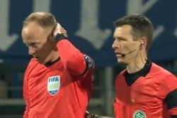 Trận đấu tại Bundesliga dừng ở phút 70 vì trọng tài bị ném vào đầu