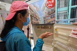 Nhiều người Hong Kong phải nhặt đồ ăn thừa trong dịch