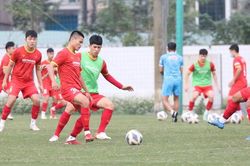Đội tuyển Việt Nam thắng U23 Việt Nam nhờ bàn phản lưới