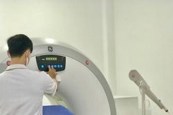 Phát hiện ung thư phổi khi đi khám dạ dày