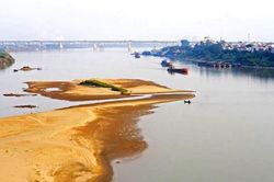 Làm công viên trên bài bồi sông Hồng: Xâm phạm 'vùng cấm'