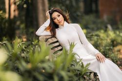 Khánh Vân diện áo dài tao nhã như ngọc nữ, đẹp mong manh trước thềm MUV 2022