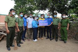 Đoàn Khối các Cơ quan và Doanh nghiệp tỉnh tặng quà cho học sinh và dân làng Kret Krot