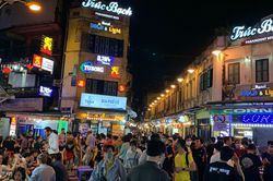 Hà Nội: Phố đi bộ 'chật như nêm' trong ngày mở cửa trở lại